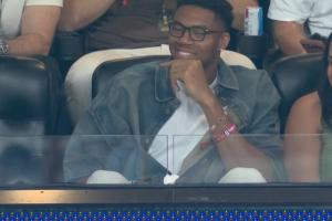 笑得憨憨的！NBA球星字母哥现场观看世界杯半决赛英阿大战