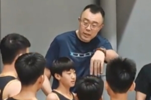 着眼未来！韩德君现身丹东少儿篮球培训机构选拔小球员