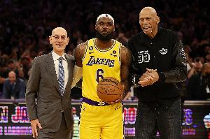 媒体人：詹姆斯迟迟难抉择 想破局需勇士得到浓眉或NBA特批工资帽