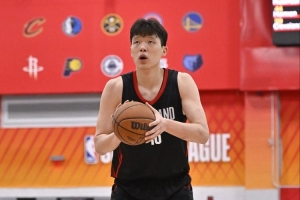 杨瀚森洛杉矶特训进行中！训练师：我们的防守按着文班的来练