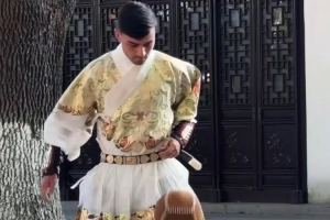 佩德里社媒晒玩蹴鞠视频：我这技术放在古代，什么水平？