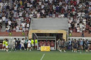 中甲陕西联合vs深圳青年人开球已延迟超40分钟，目前双方球员退场